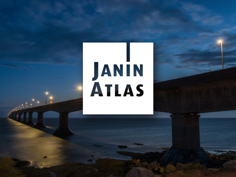 Janin Atlas – Une Panneau Janin Atlas sur fond de jetée en bord de mer