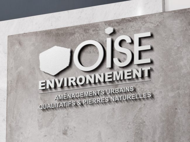 Enseigne Oise Environnement sur fond de béton