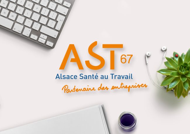 Logo AST67 Alsace Santé au Travail posé sur un bureau