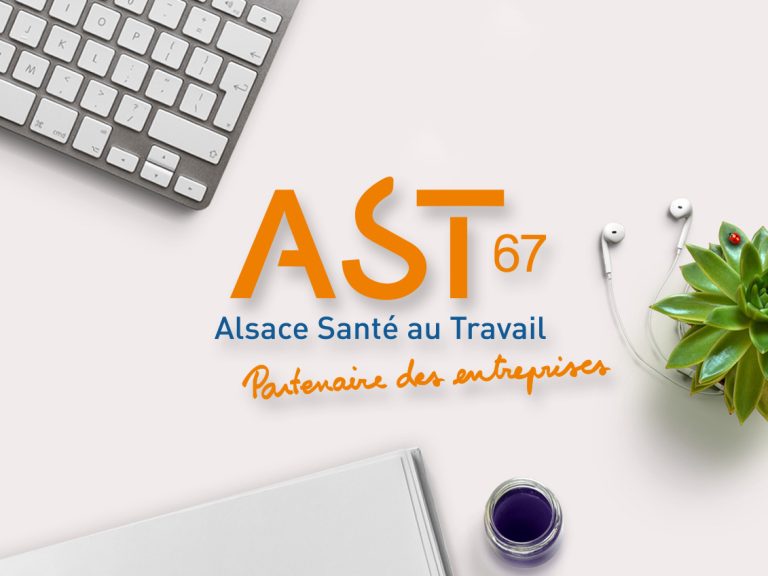 Ast67 – Une Logo AST67 Alsace Santé au Travail posé sur un bureau
