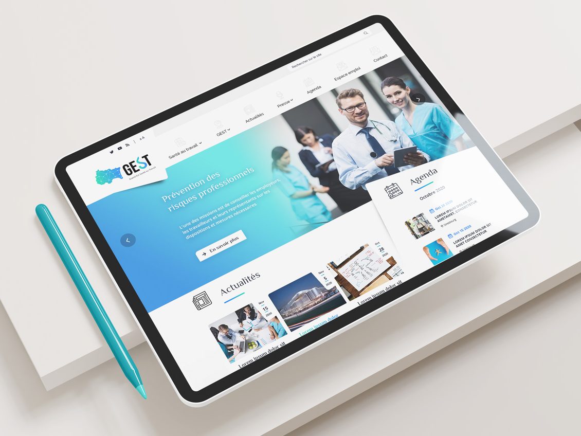 Site web affiché sur un grand écran dans un bureau