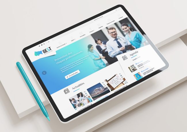 Site web affiché sur un grand écran dans un bureau