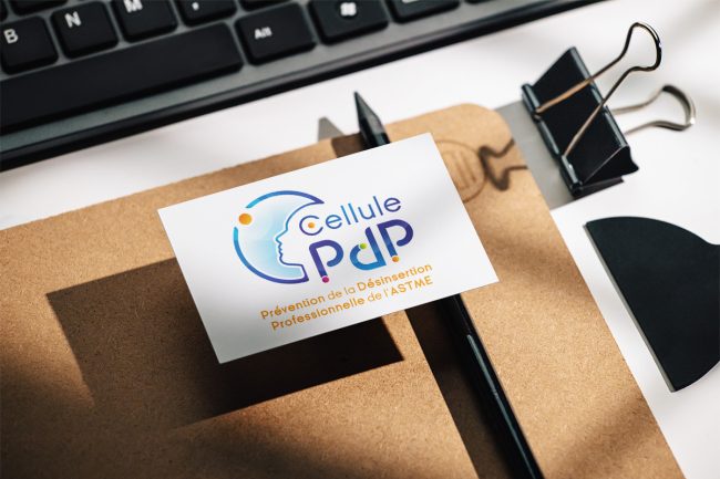 Carte de visite Cellule PdP posée sur du papier kraft