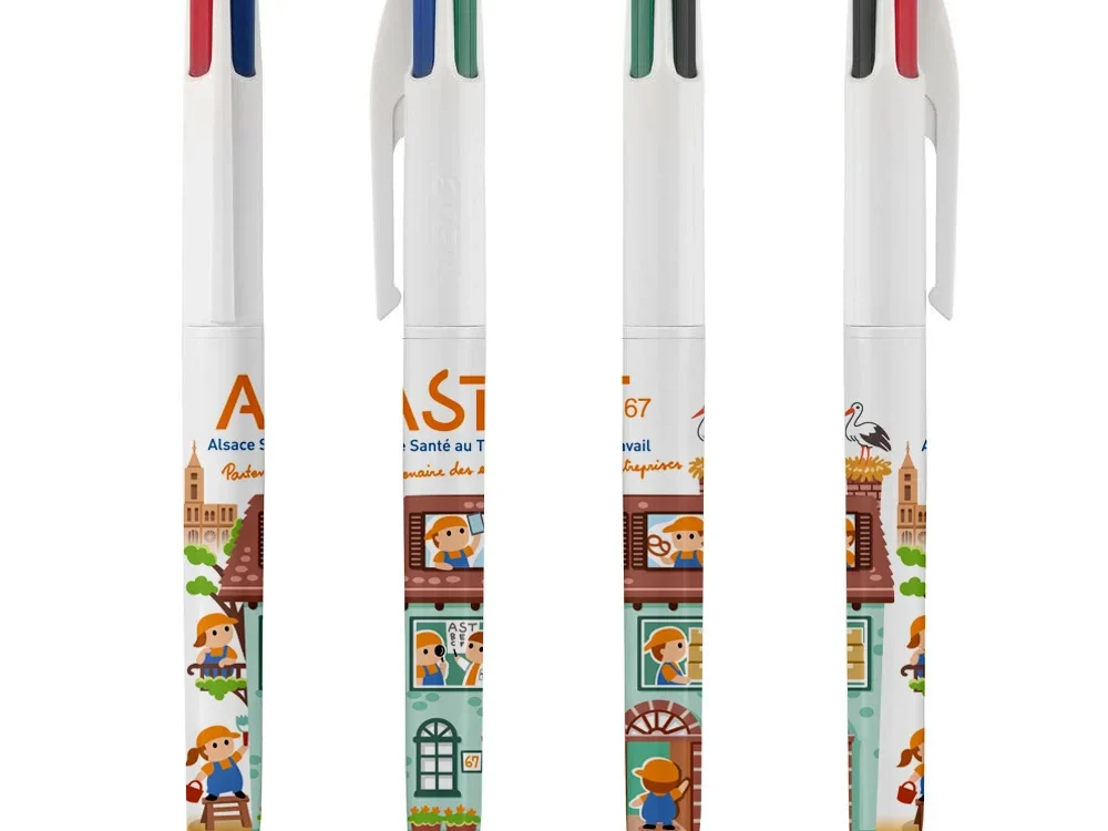 Quatre vues d'un même stylo BIC 4 couleurs, tourné d'un quart de tour à chaque fois pour montrer l'illustration qui fait le tour du corps.