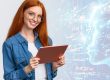 Jeune femme souriante tenant une tablette, face à un visage humain en fil de fer bleu évoquant l'intelligence artificielle