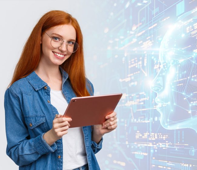 Jeune femme souriante tenant une tablette, face à un visage humain en fil de fer bleu évoquant l'intelligence artificielle