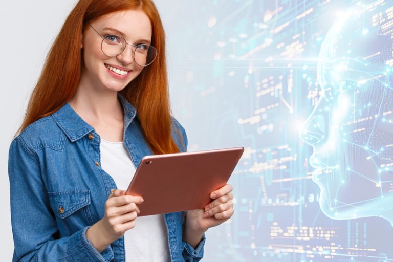 Jeune femme souriante tenant une tablette, face à un visage humain en fil de fer bleu évoquant l'intelligence artificielle